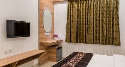 Elegant Gold Hotel Room Type - DELUXE KING ROOM Elegant Gold Hotel Room Type - DELUXE KING ROOM