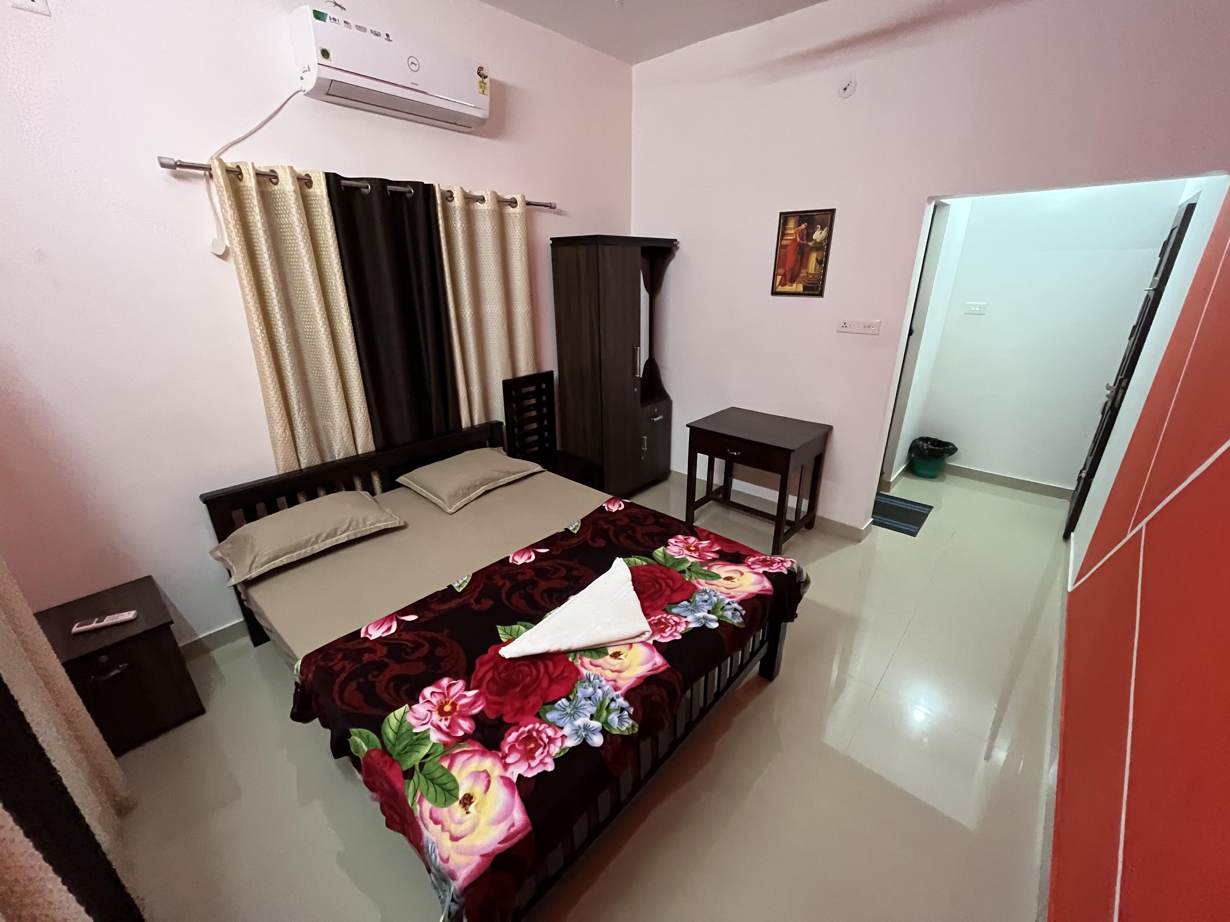 Phoenix Homestay -200m from Odayam Beach - Tap to explore photos