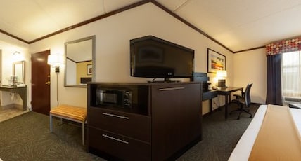Holiday Inn Express Hotel & Suites Charleston-Ashley Phosphate Room Type - 2 Queen Standard Communications Mobility Accessible Tub