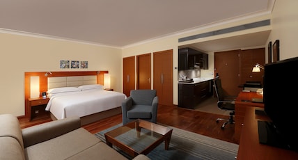 Hilton Bangalore Embassy GolfLinks Room Type - King Deluxe Pool or Golf View Kitchenette with Bathtub Hilton Bangalore Embassy GolfLinks Room Type - King Deluxe Pool or Golf View Kitchenette with Bathtub