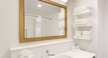 Hampton Inn & Suites by Hilton Newport/Cincinnati Room Type - 2 QUEENS W FRIDGE NOSMOK
