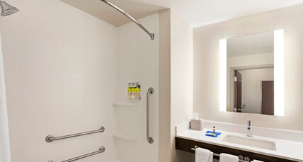 Holiday Inn Express Hotel & Suites Durant Room Type - 1 King Bed Suite Comm Access Tub