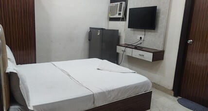 Hotel Singh Residency Medanta Room Type - DELUXE ROOM WITH PRIVATE ATTACHED  WASHROOM