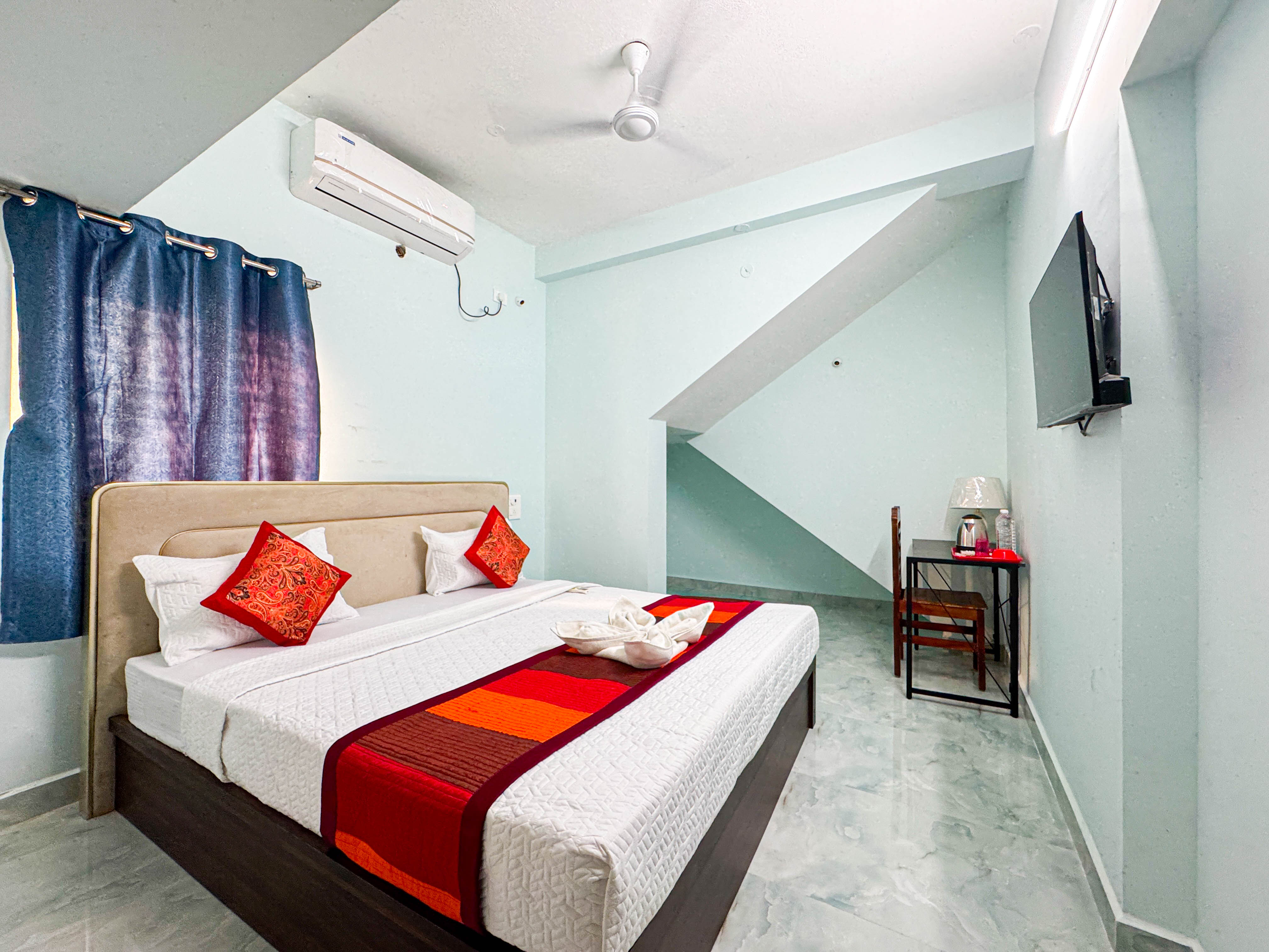 Redfox hotel - Ambattur - Tap to explore photos