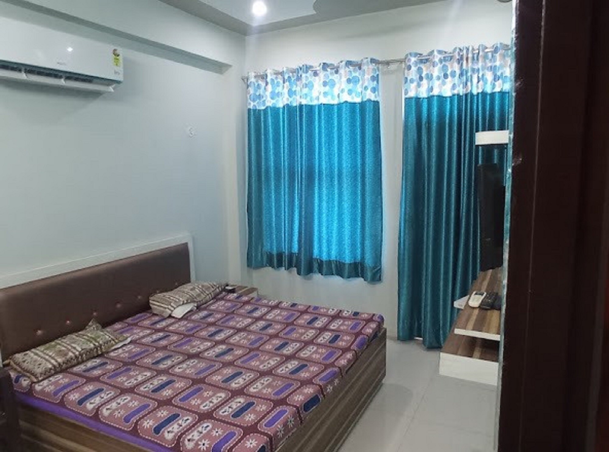 Sapna Hotel - Tap to explore photos