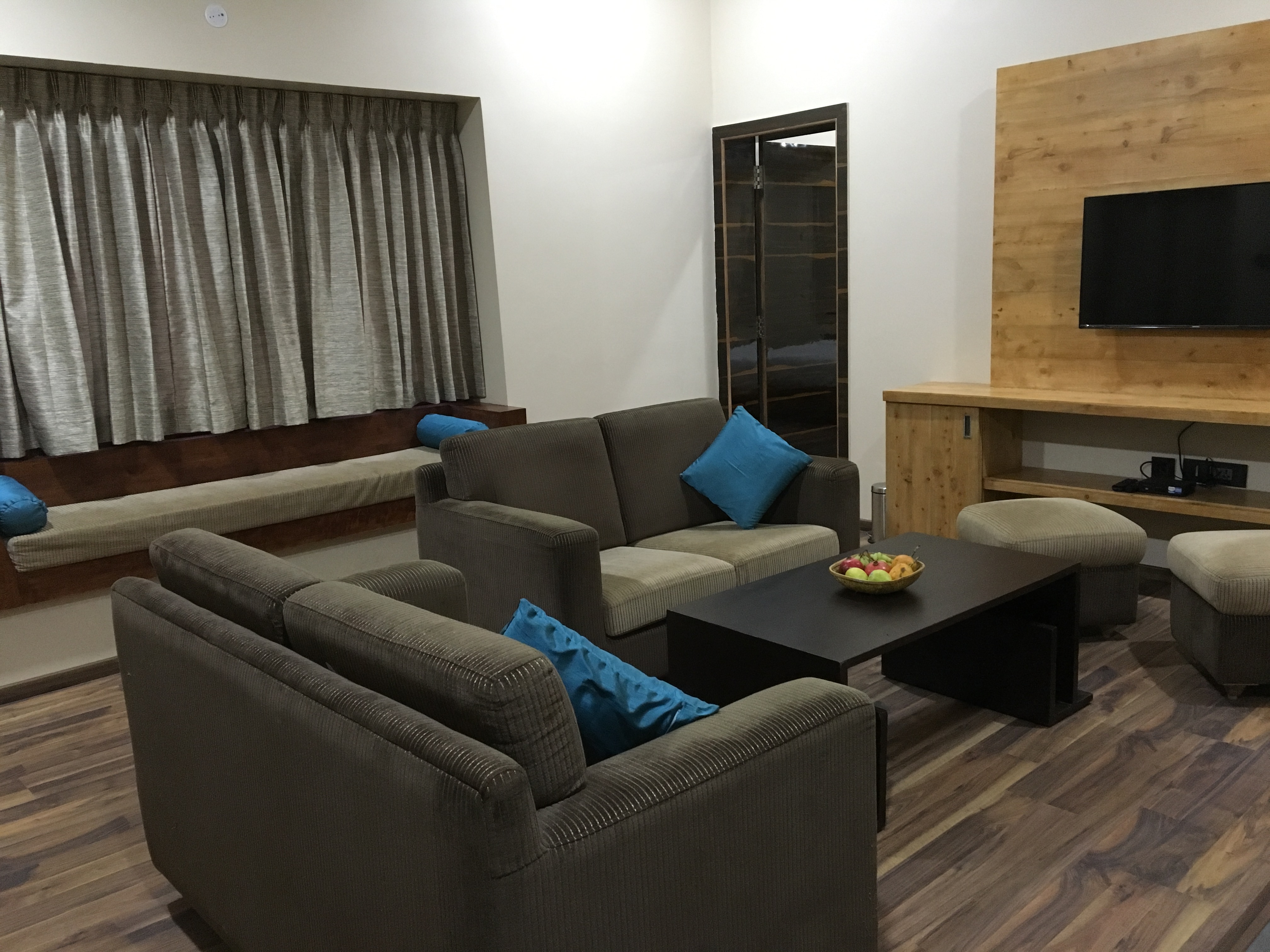 Misty Cove 2BHK Cottage - Tap to explore photos