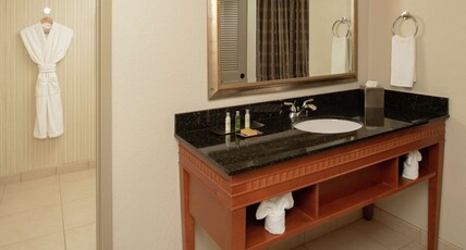 DoubleTree Suites by Hilton Seattle Airport/Southcenter Room Type - 1KING CORNER SUITE NONSMOK