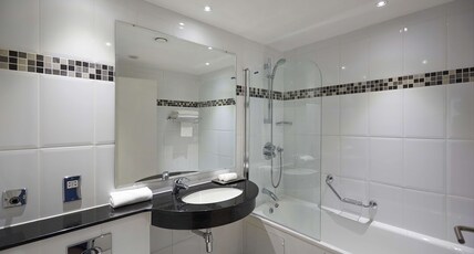 DoubleTree by Hilton Bristol North Room Type - QUEEN DELUXE FAMILY ROOM