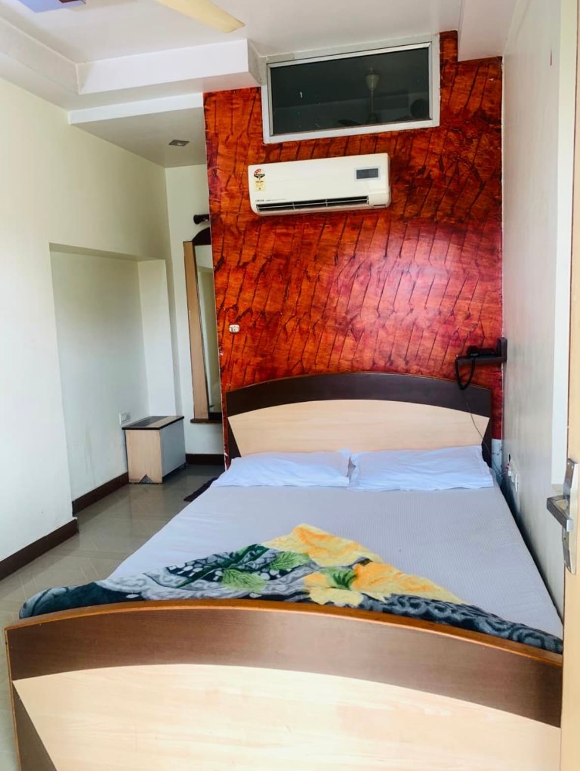 Kalyan Guest House - Tap to explore photos