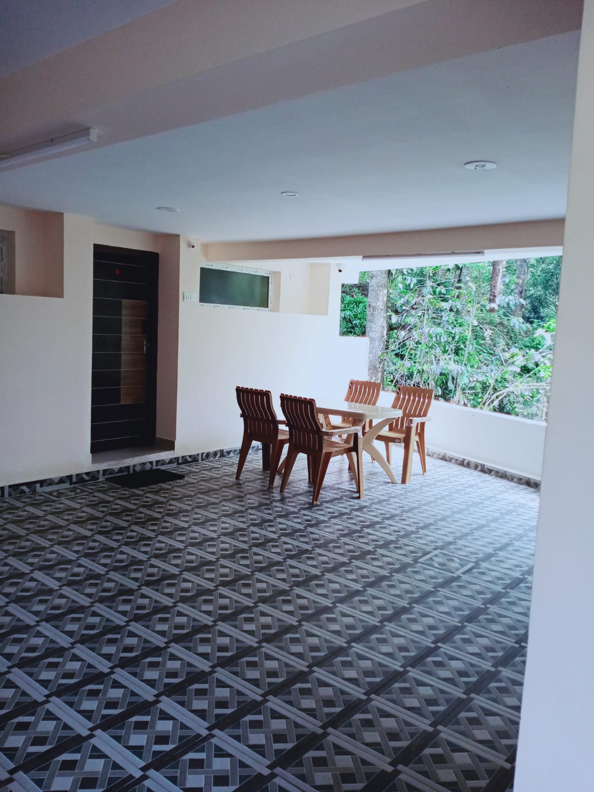 White Housse - Tap to explore photos