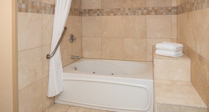 Holiday Inn PORTLAND - COLUMBIA RIVERFRONT Room Type - 1 Bedroom Suite Courtyard Access
