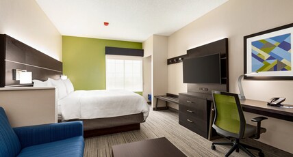 Holiday Inn Express Hotel & Suites McAlester Room Type - 1 King Bed Suite Additional Living Area