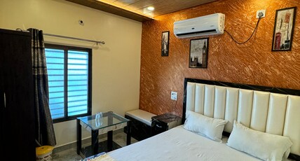 Hotel Heaven Room Type - Deluxe Room AC(No Alcohol)