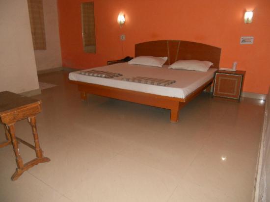 Maan Hotel - Tap to explore photos