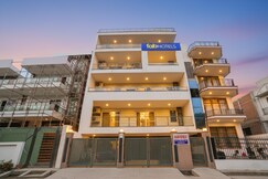 FabHotel Raahi Retreat - Nr. Star Mall & 32nd Avenue