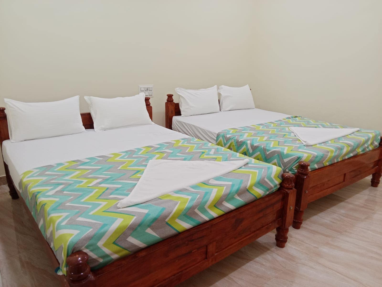 Varadhar Guest House Near Varadarajar Temple - Tap to explore photos