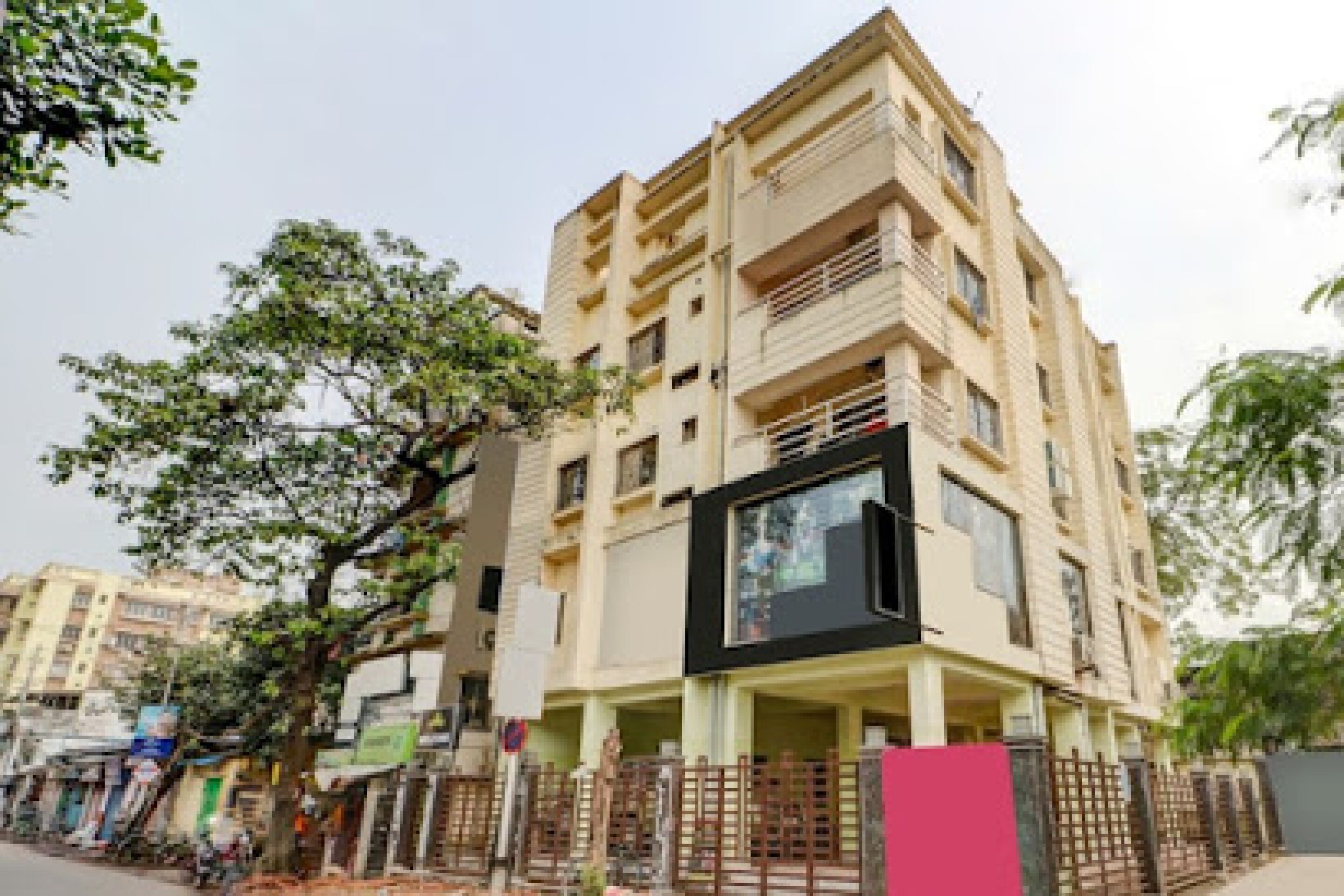 Hotel O Luxury Inn Tollygunge - Tap to explore photos