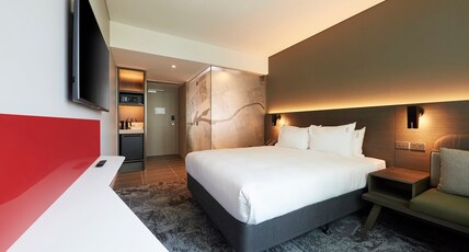 Holiday Inn Express Melbourne Southbank Room Type - 1 Queen Standard with Free Breakfast
