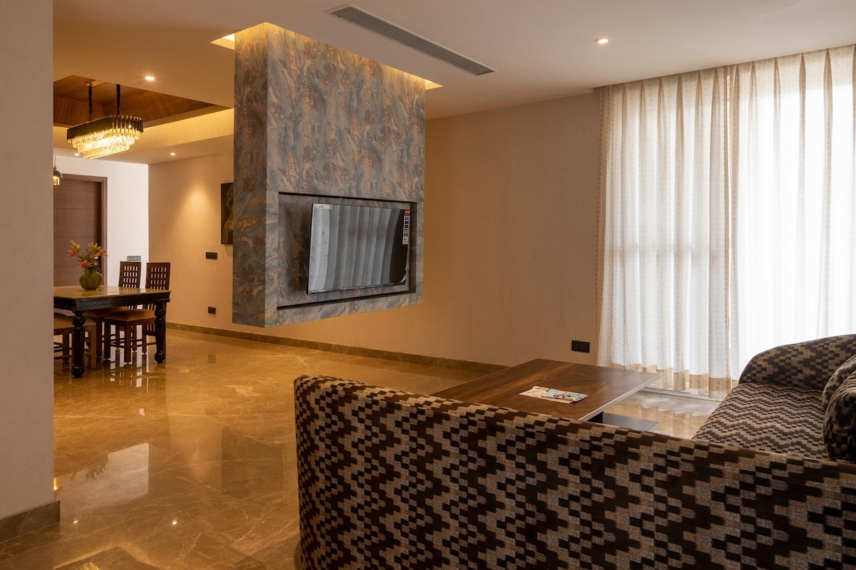 Ultra Luxury 4 BHK Apartment 1 km to DLF Golf - Tap to explore photos
