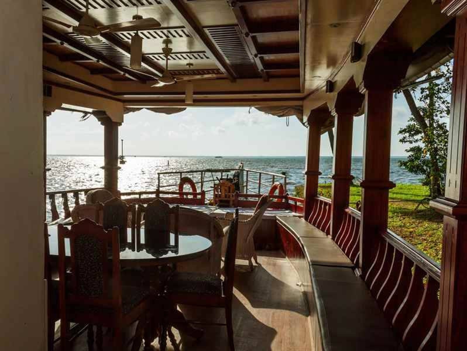 Aqua Jumbo Houseboat - Tap to explore photos