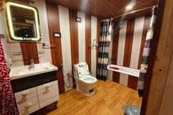Rooms of Houseboat New Light