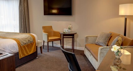 Best Western Invercarse Hotel Room Type - Suite-1 King Bed, Non-Smoking, Sitting Area