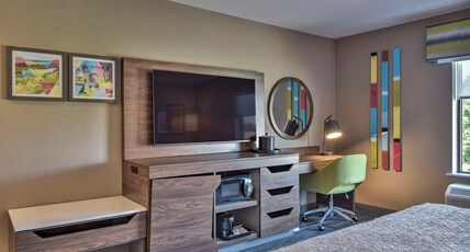 Hampton Inn & Suites Keene Room Type - KING W  FRIDGE MICROWAVE