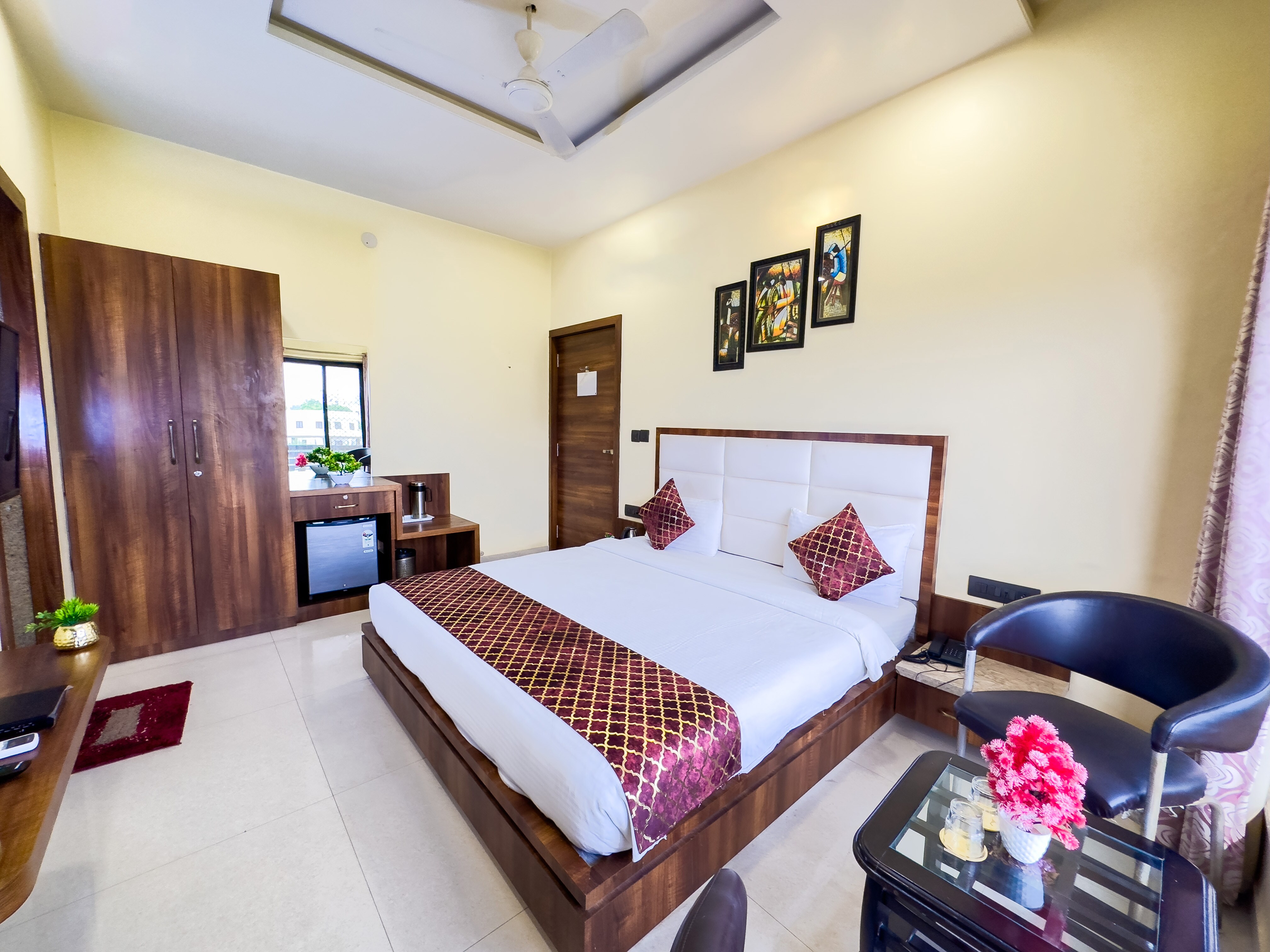 HILLCREST PALACE - Tap to explore photos