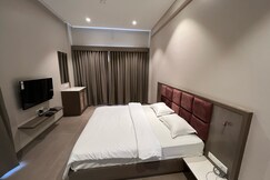 Hotel Malhargad, Jejuri 