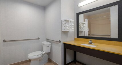 Hampton Inn Pleasanton Room Type - 2 QNS ACCESSIBLE W TUB NS