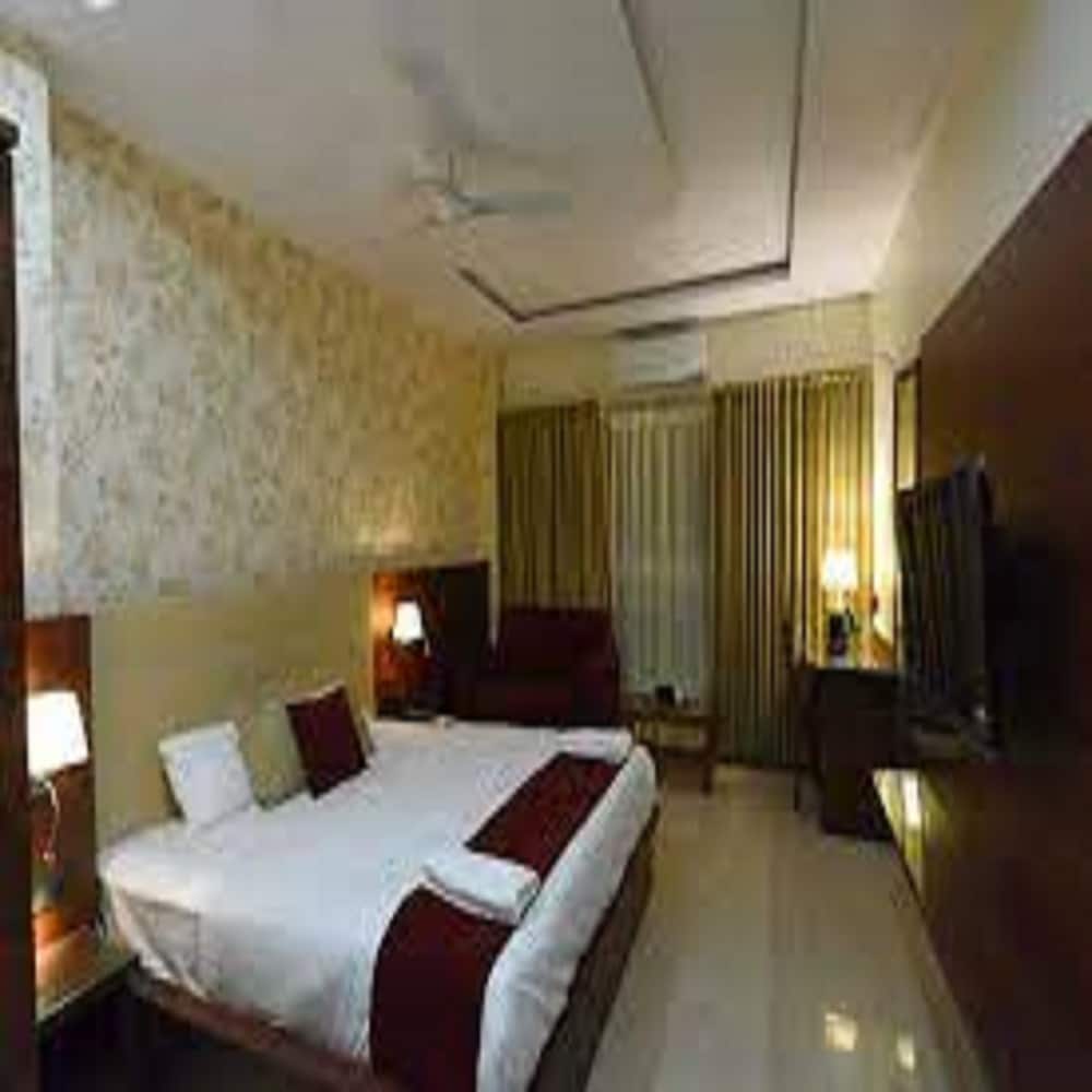 Hotel Mayura - Tap to explore photos