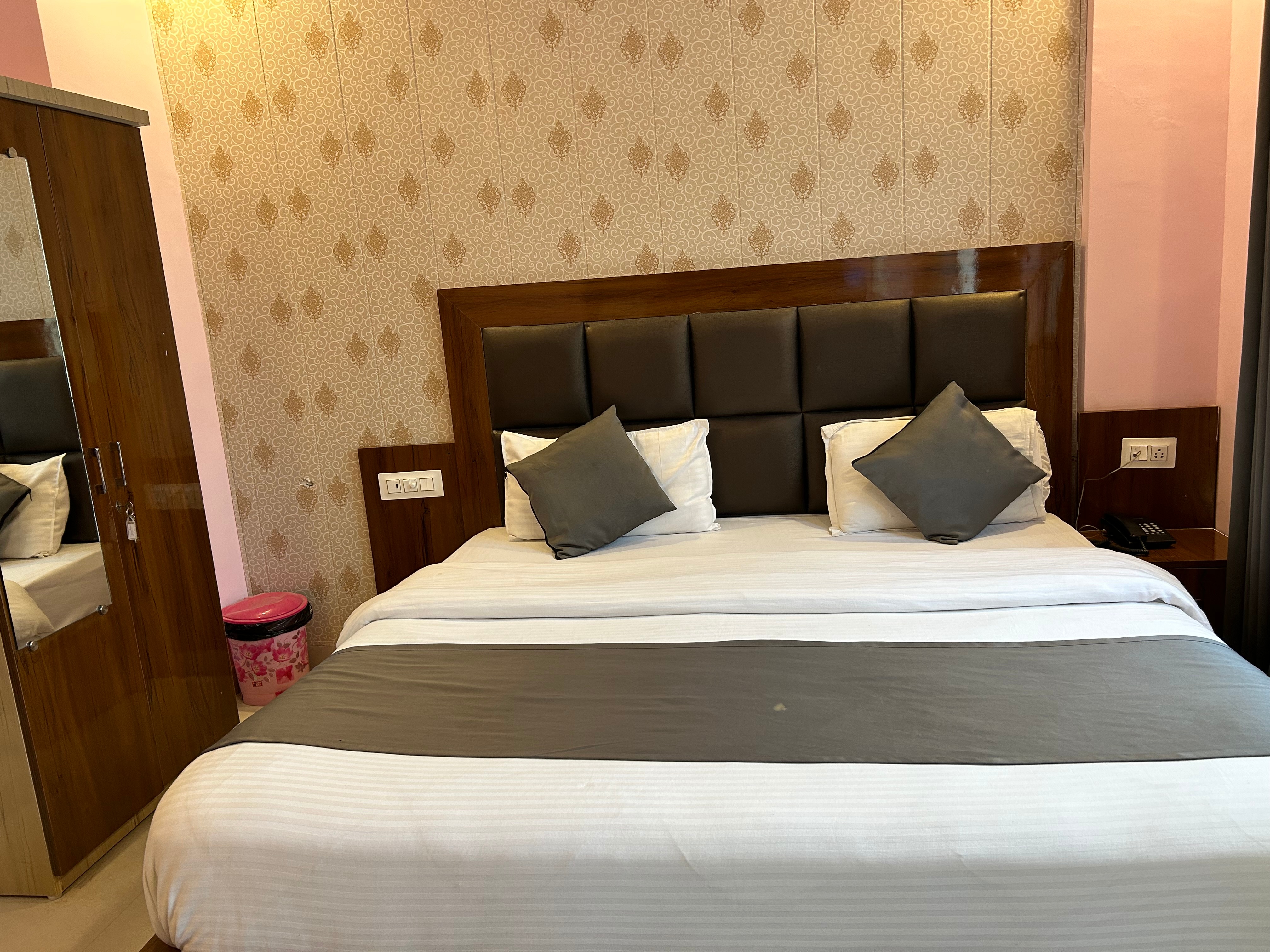 Hotel Kaanha Residency Inn by Shree Krishna Hospitality - Tap to explore photos