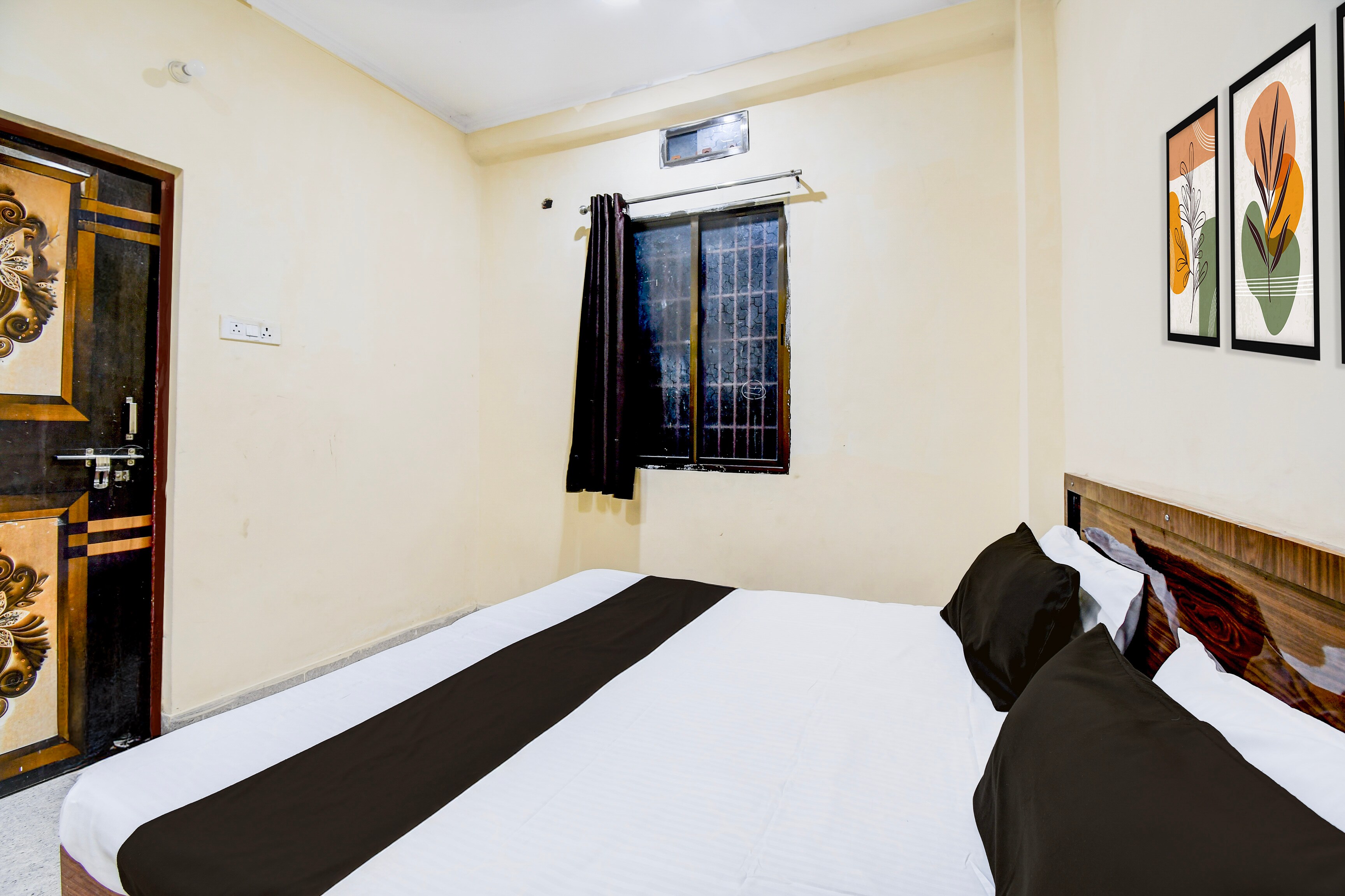 SPOT ON by OYO The Royal Inn - Tap to explore photos
