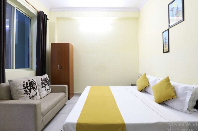 Vardan Hotel - Tap to explore photos