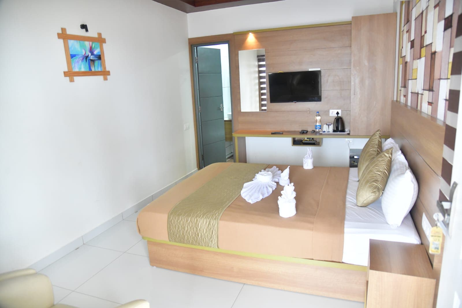 Haco Lake View - 11BR Resort in Kochi - Tap to explore photos