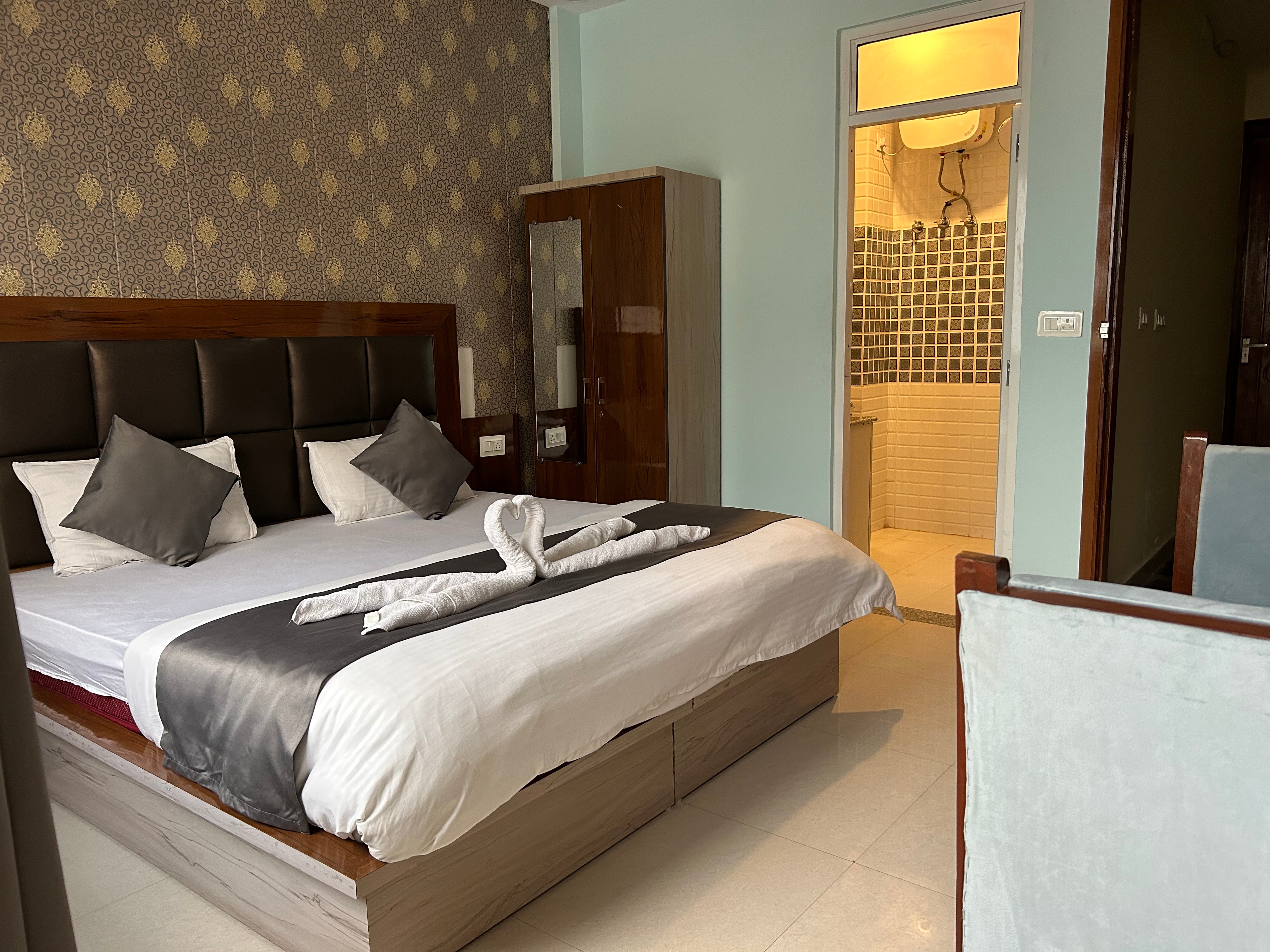 Hotel Kaanha Residency Inn by Shree Krishna Hospitality - Tap to explore photos