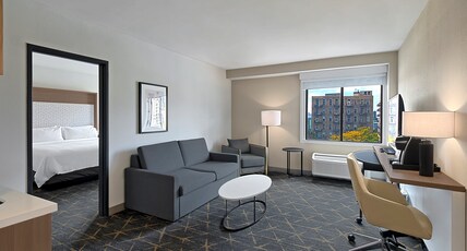 Holiday Inn Hotel & Suites Chicago - Downtown Room Type - 1 King Suite Sofa Bed