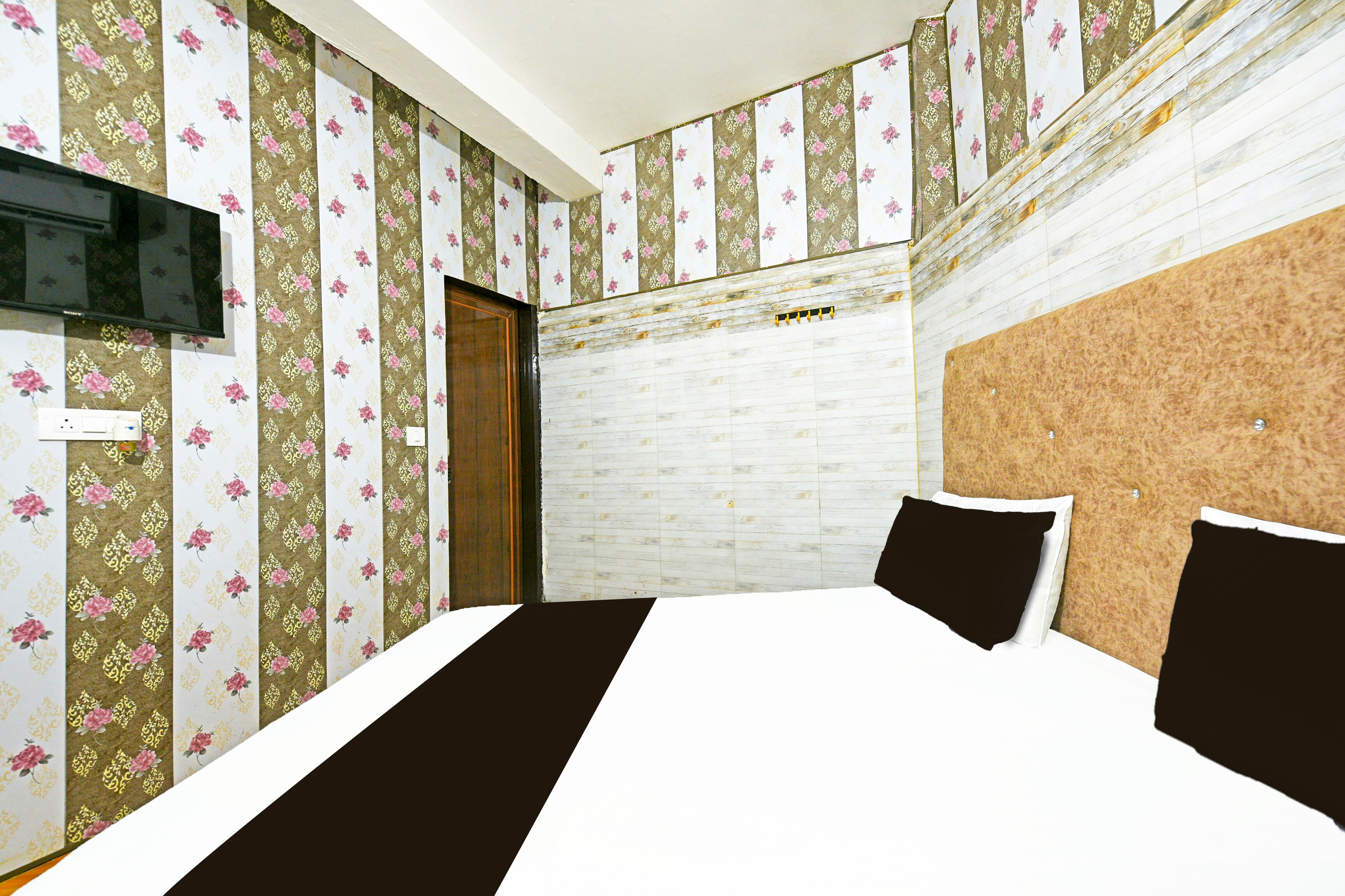 Hotel O HR 07 - Tap to explore photos