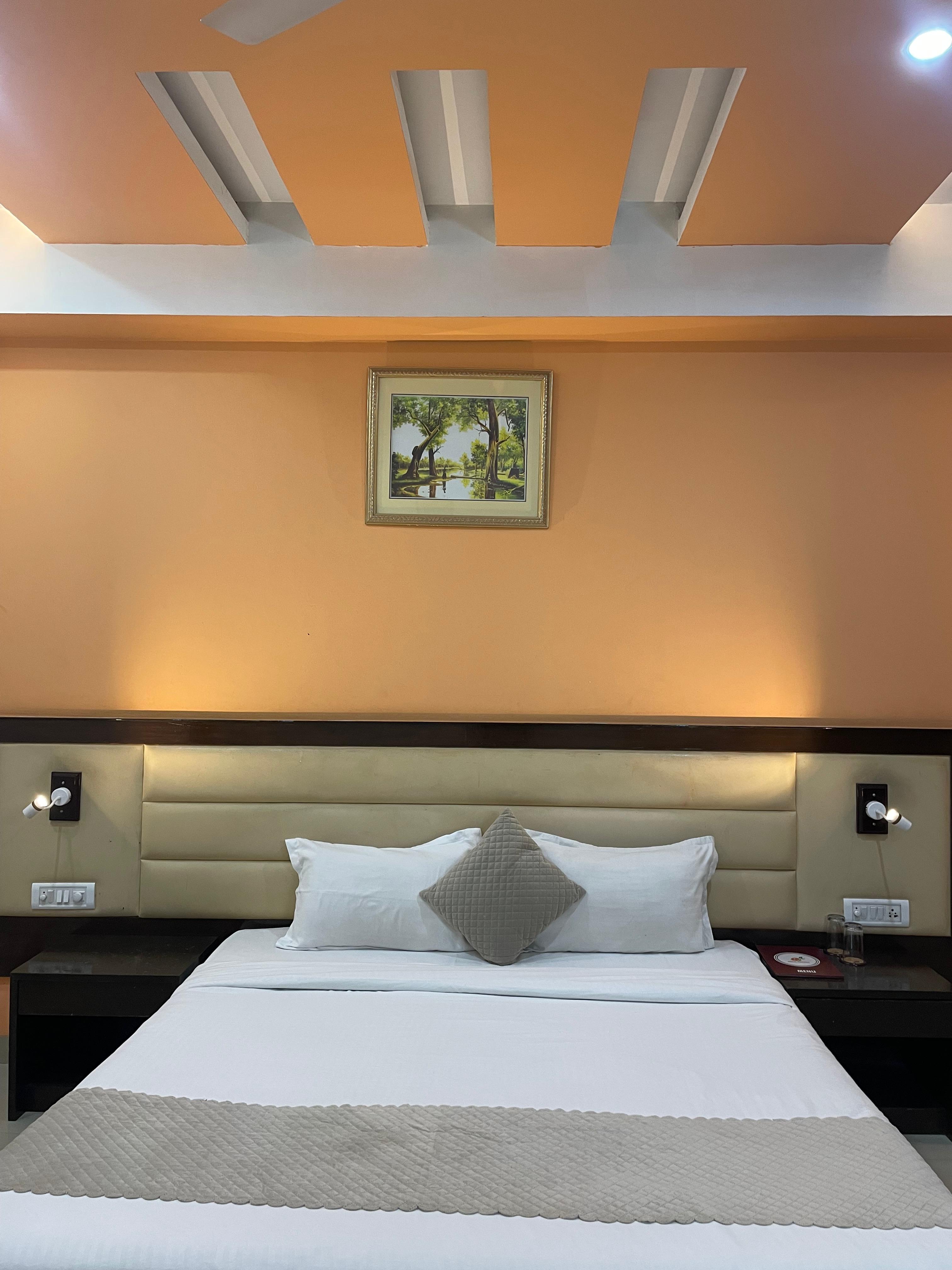 hotel Orange - Tap to explore photos