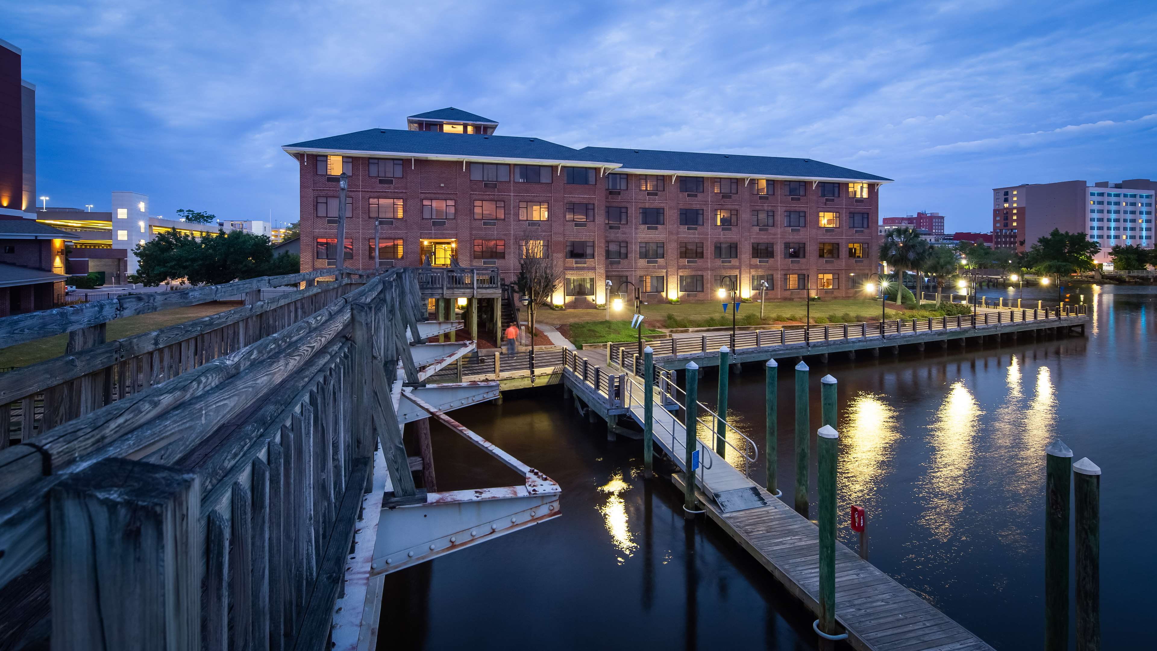 Best Western Plus Coastline Inn - Tap to explore photos