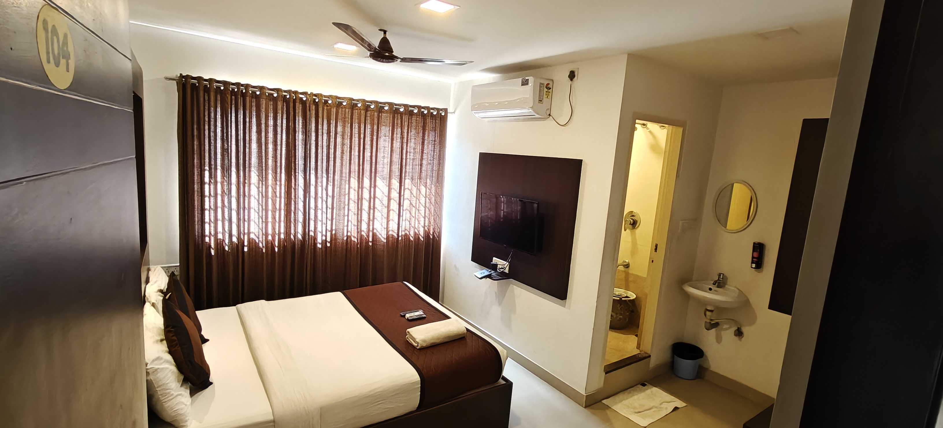 Flagship OYO Hotel Sri Sai Suites - Tap to explore photos