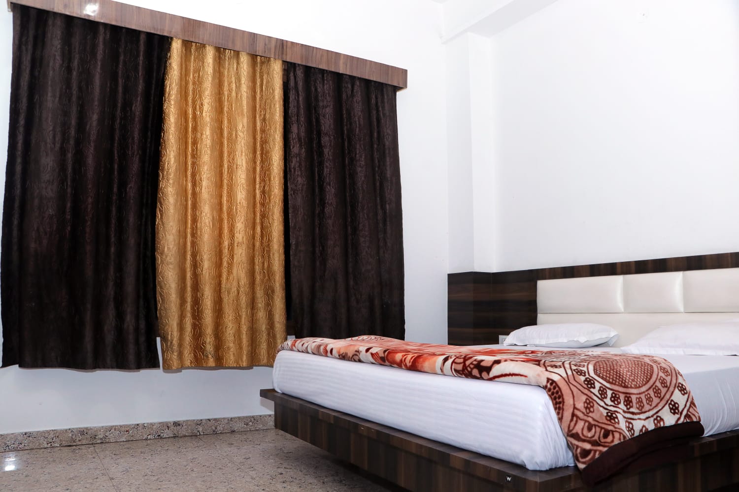 Hotel R G - Tap to explore photos