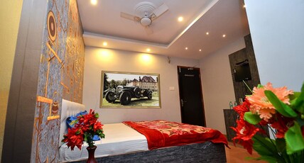 walkin shiva paying guest house Room Type - Deluxe Double AC