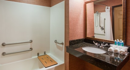 Holiday Inn Express Hotel & Suites Brainerd-Baxter, an IHG Hotel Room Type - 2 Queen Beds Standard Comm Access Tub