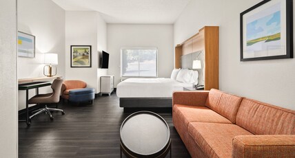 Holiday Inn & Suites Bothell Room Type - 1 King Communications and Mobility Accessible Tub
