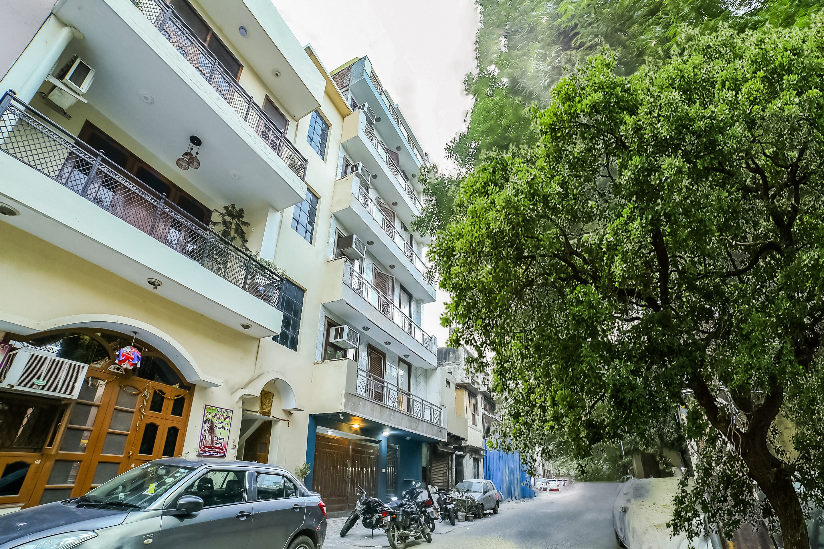 OYO Hotel 60498 O Royal Discovery - Tap to explore photos