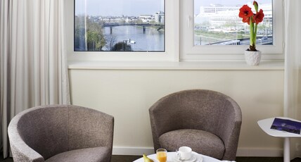 Novotel Nantes Centre Bord de Loire Room Type - Family Junior Suite with 1 king-size bed and 1 double sofa bed