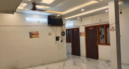 Karunanidhan palace Room Type - Luxury AC FAMILY ROOM 1