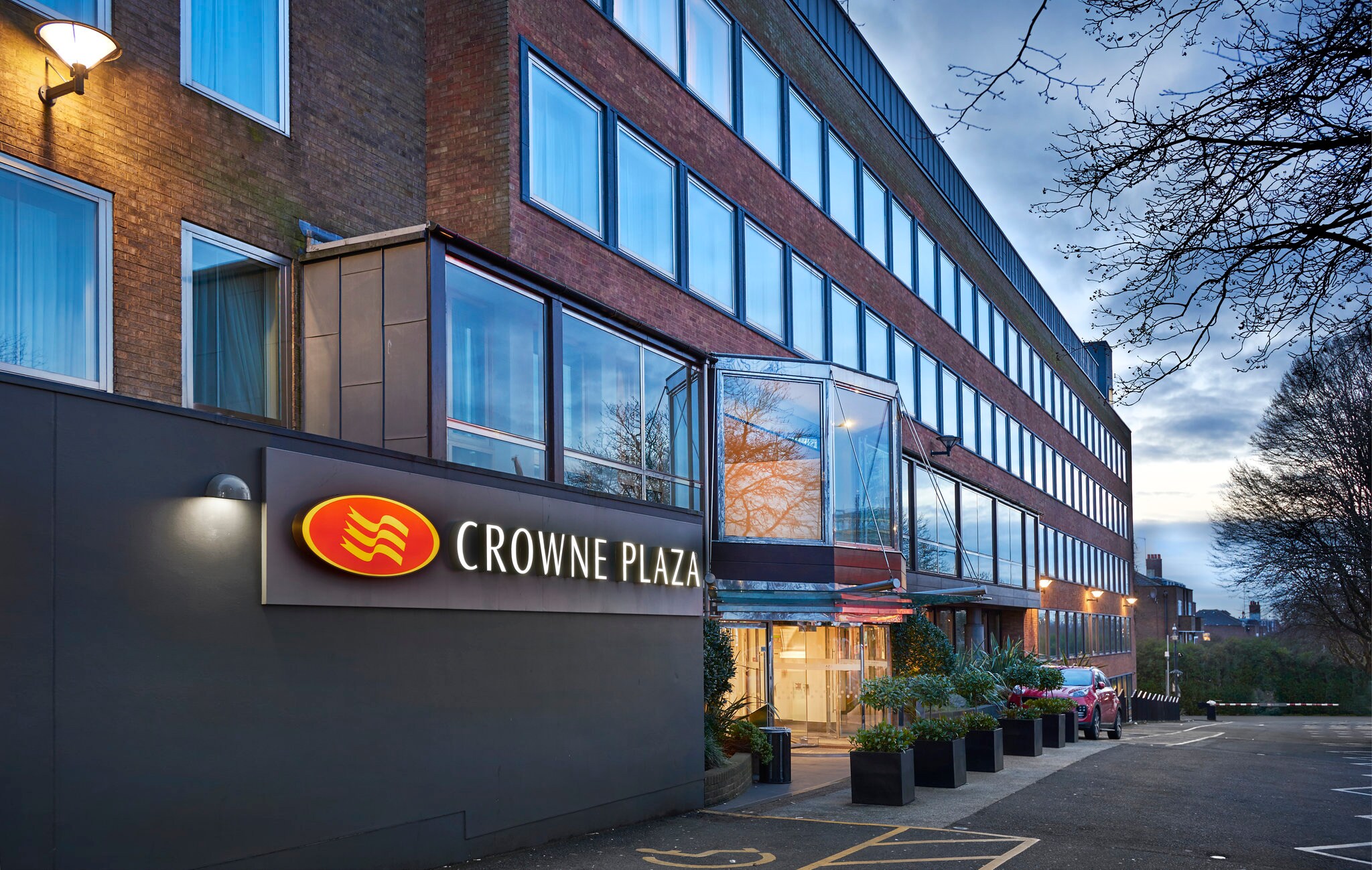 Crowne Plaza London Ealing - Tap to explore photos