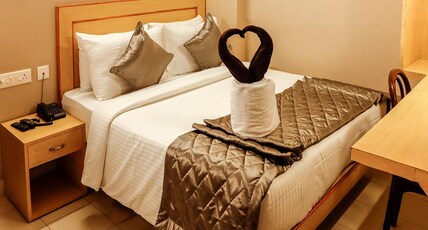 Hotel Vinayaga Room Type - Queen Room